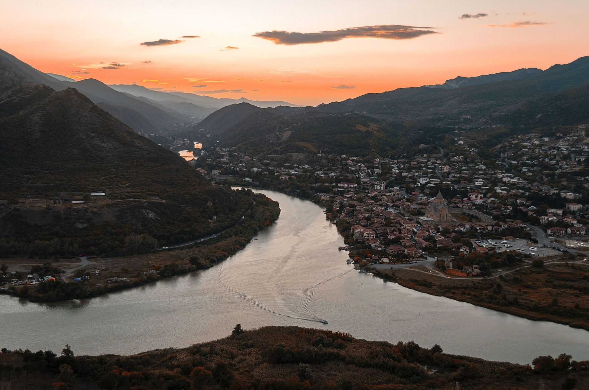 Арагва где. Мцхета кура и Арагви. Арагви река в Тбилиси. Река Арагви в Грузии. Мцхета-Мтианети река.